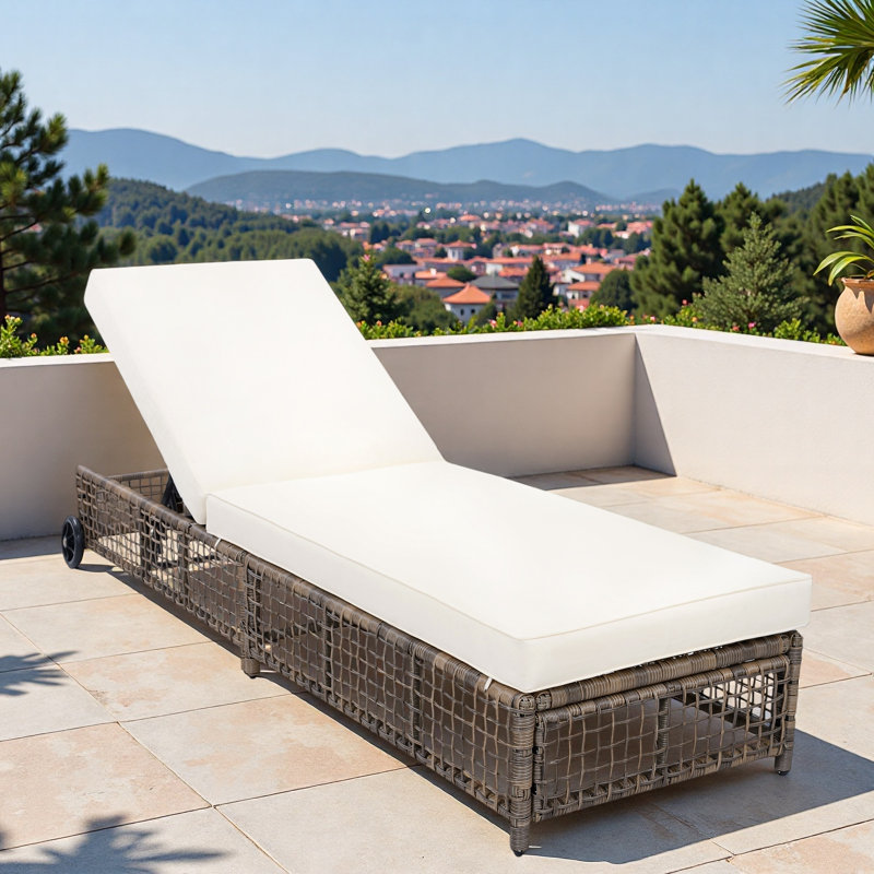 Chaise longue d'extérieur avec dossier à 5 positions, structure en rotin renforcé, repose-pieds réglables et roues mobiles