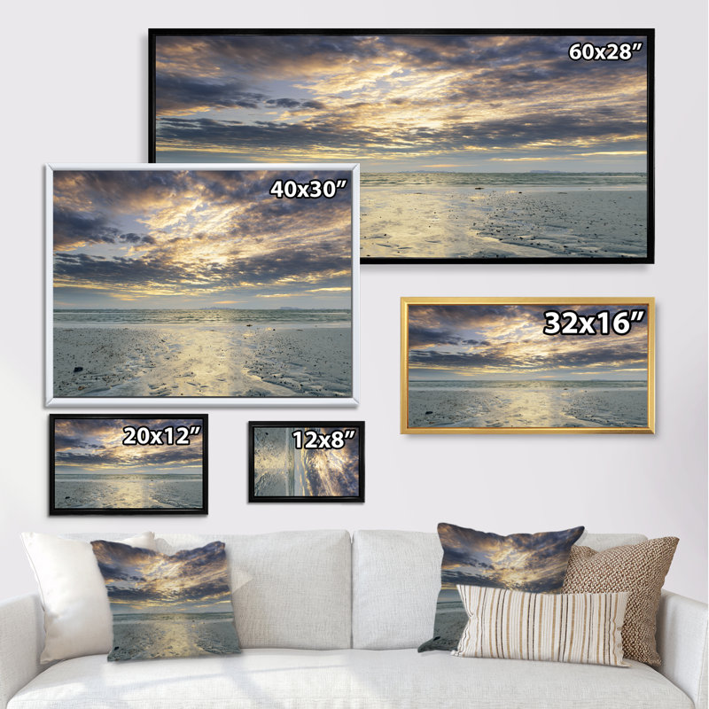 «Dramatic Sunset Sky on Beach» - photographie sur toile, Cadre doré, H 28 po x l 60 po x P 1,5 po