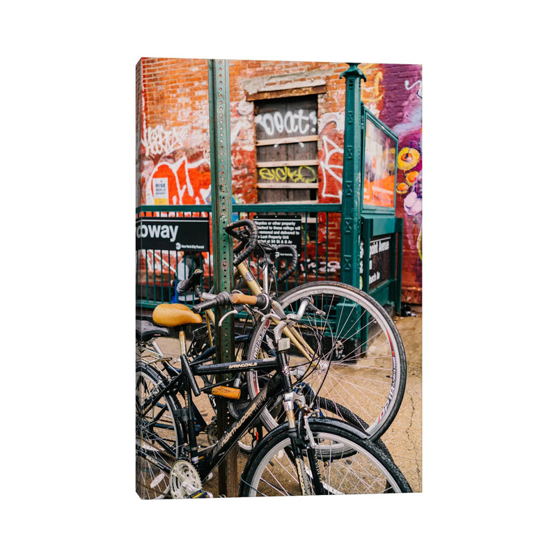 «Brooklyn Bike II» par Bethany Young, reproduction de photo sur toile tendue, H 12 po x l 8 po x P 0,75 po