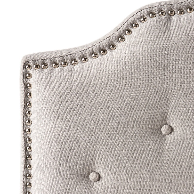 Tête de lit en tissu gris pour la chambre à coucher - grand lit double et grand lit avec coutures contemporaines à boutons de diamants et magnifique garniture cloutée