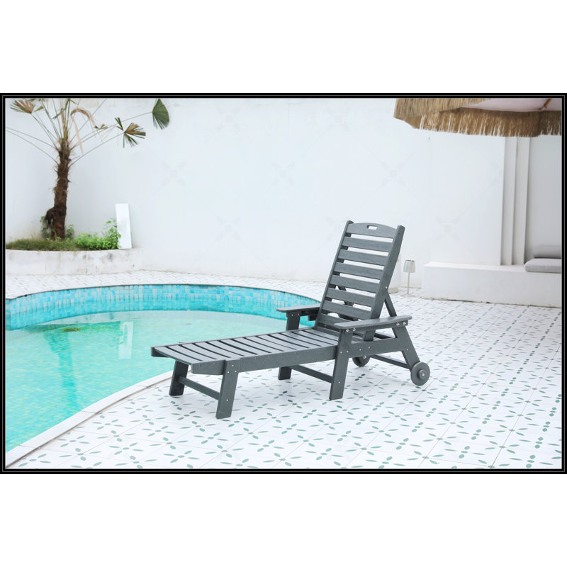 Chaise longue d'extérieur avec texture en bois, Gris