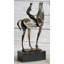 Marchmont, figure féminine à cheval sur une sculpture abstraite en bronze sur une base de marbre