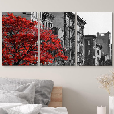 Arbre rouge dans les bâtiments de la scène de rue de New York, décor moderne en noir et blanc