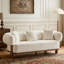 Canapé à accoudoirs arrondis courbés de couleur beige avec design ergonomique et siège très profond pour un confort inégalé et une esthétique moderne-117170952