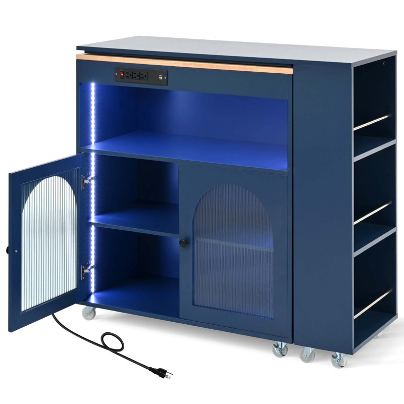 Îlot de cuisine avec table allongée K&K, îlot de cuisine sur roulettes avec lumières DEL, prises de courant et 2 portes en verre cannelé, îlot de cuisine avec compartiment de rangement et 3 tablettes ouvertes latérales, bleu marine