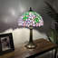 Lampe de table Maberry Tiffany vitrail mauve avec feuilles vertes et ampoule DEL incluse