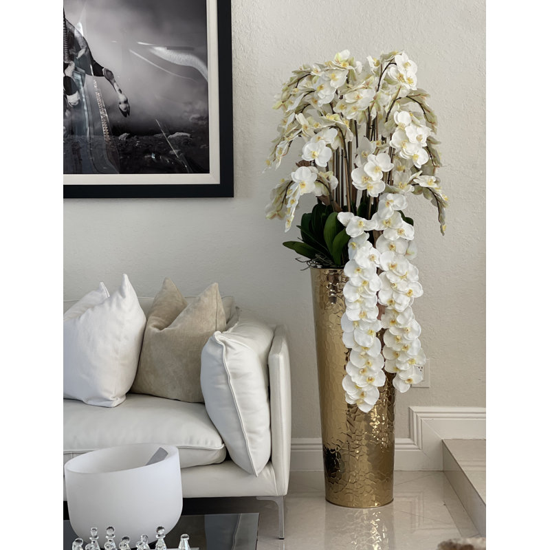 Orchidées Phalaenopsis blanches en cascade dans un pot conique martelé, Doré