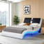 Base de lit en similicuir blanc grand lit, plateforme avec lumières à DEL, contrôle de la musique, massage par vibration, conception de courbe, support à lattes de bois, sans sommier, charge, éclairage à limite de charge de 600 lb, fonction