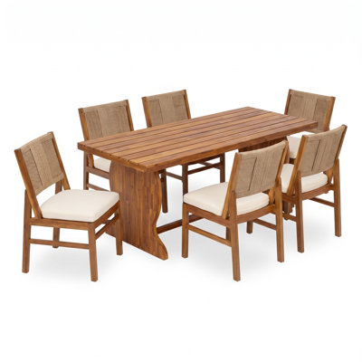 Ensemble de salle à manger d'extérieur Jive pour 6 personnes, style côtier moderne, en bois d'acacia, avec chaises en osier, coussins déperlants et plateau à lattes.