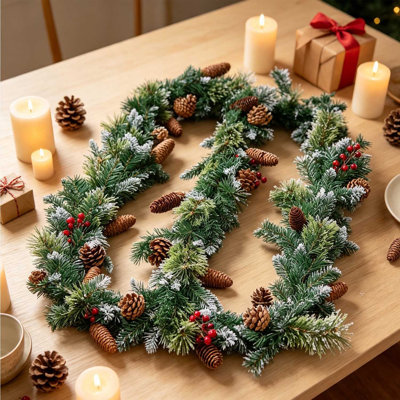 Guirlande de Noël artificielle 9 pi avec lumières et pommes de pin pré-éclairées | Décoration de Noël à piles avec des grappes de pommes de pin et de baies réalistes. Guirlande verte pour une installation festive à l'intérieur
