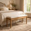 Banc de rangement en bois de style campagnard avec coussin moelleux – Pieds tournés en forme de fuseau, finition naturelle, assise recouverte de lin, style moderne du milieu du siècle pour l'entrée, le couloir, le salon et le coin lecture.-949436316-949436319