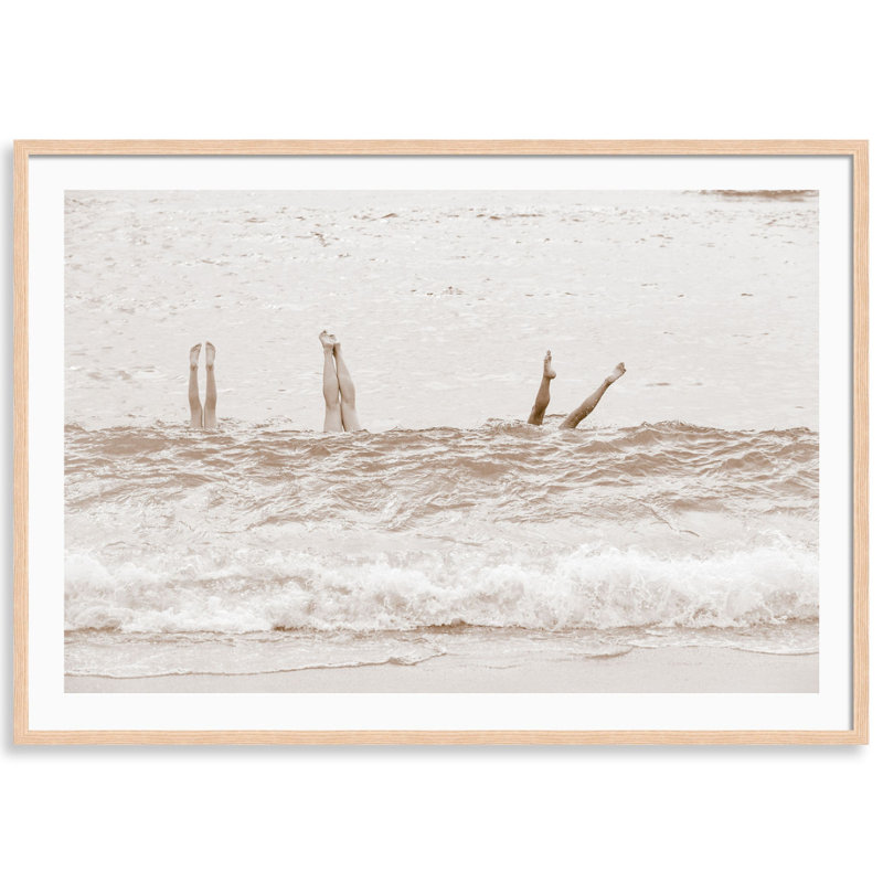 Handsands sépia par Carly Tabak - Photographie de cadre photo, L 25 po x H 18 po, Bois naturel