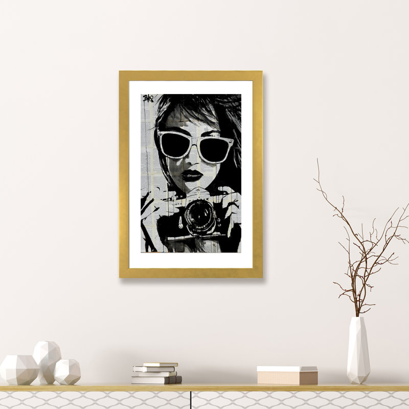 «Shoot» par Loui Jover - impression d'art graphique, H 24 po x l 16 po x P 1 po, Papier encadré doré