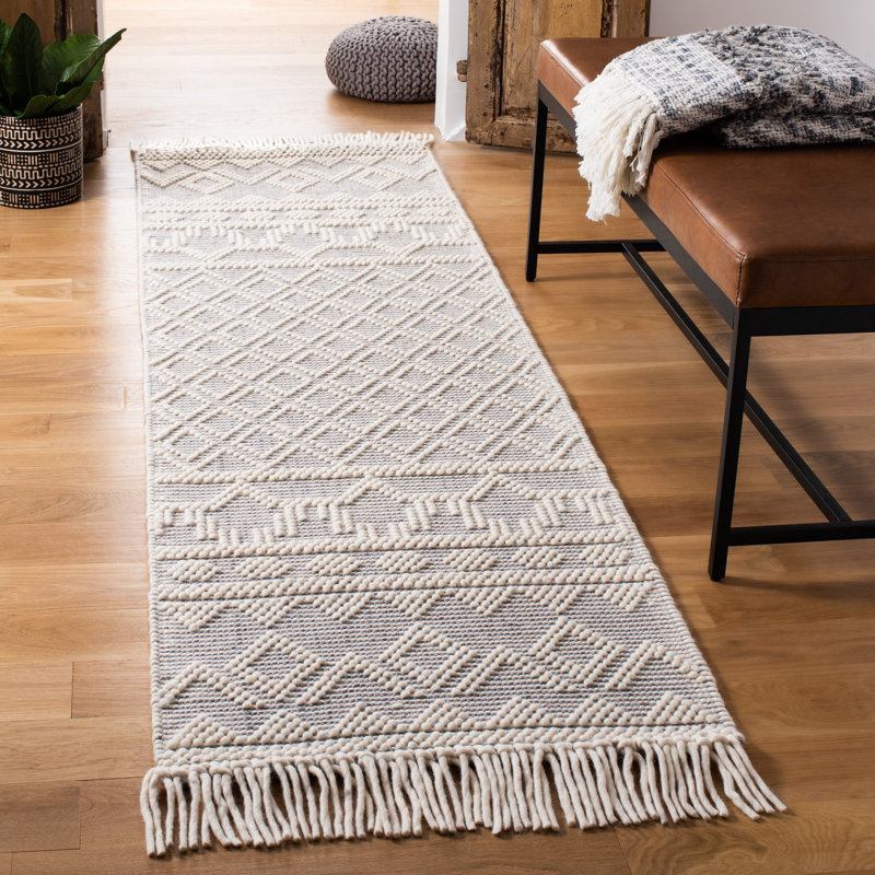 Mcguigan Natura Hand Loomed Wool/Cotton Southwestern Rug in Ivory/Gray, Runner 2'3" X 8'