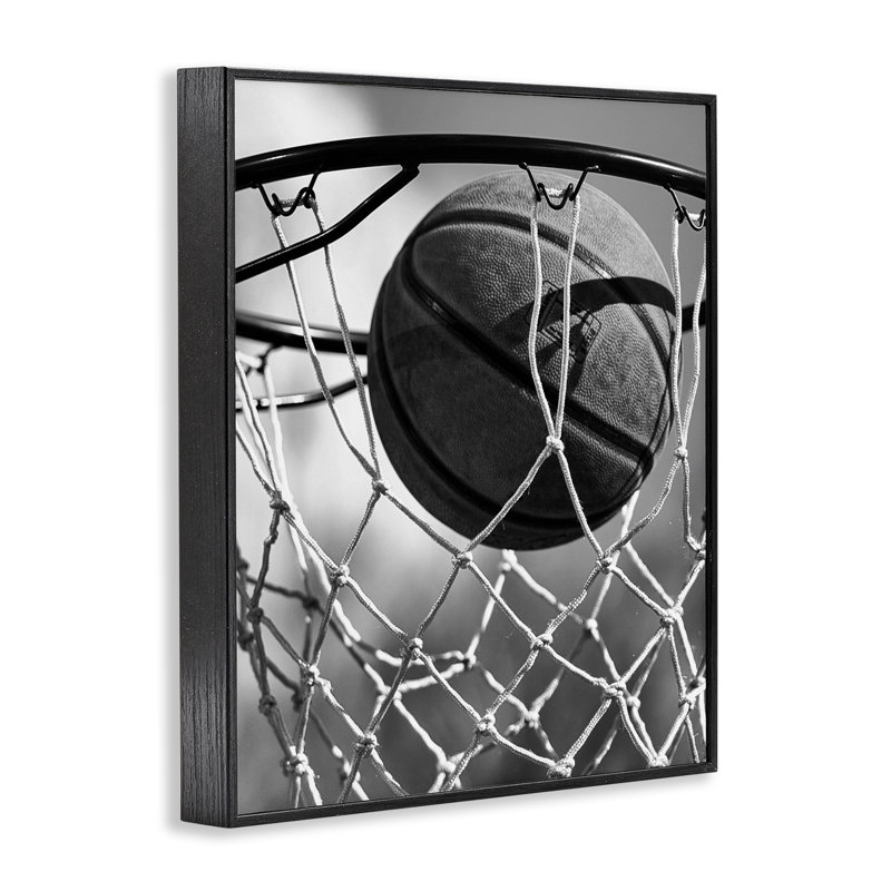 «Winning Basket Shot», estampe numérique, conception de Marcus Prime, Giclée noire de minuit encadrée, H 30 po x l 24 po