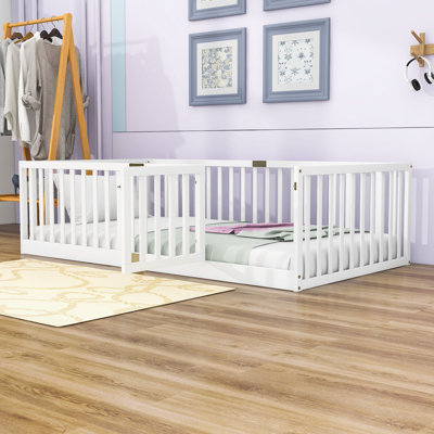 Lit sur pied en bois polyvalent avec clôture haute sécurité et porte fonctionnelle