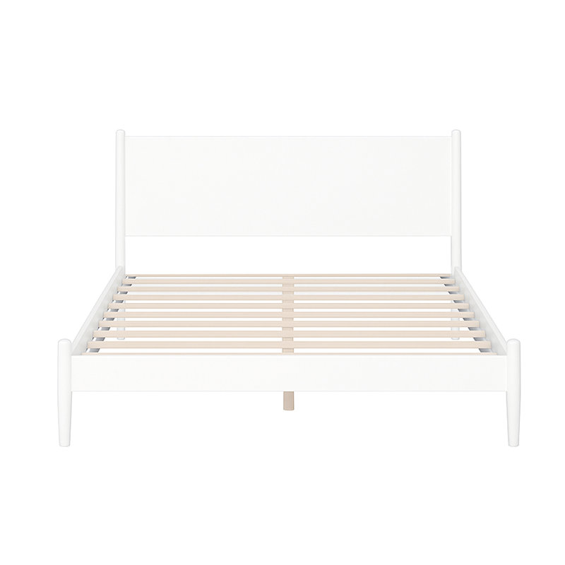 Grand lit plateforme Mid-Century blanc avec dossier confortable, pieds ronds fuselés, pas de sommier tapissier, décor de chambre à coucher moderne en bois blanc, base à lattes pour l'air