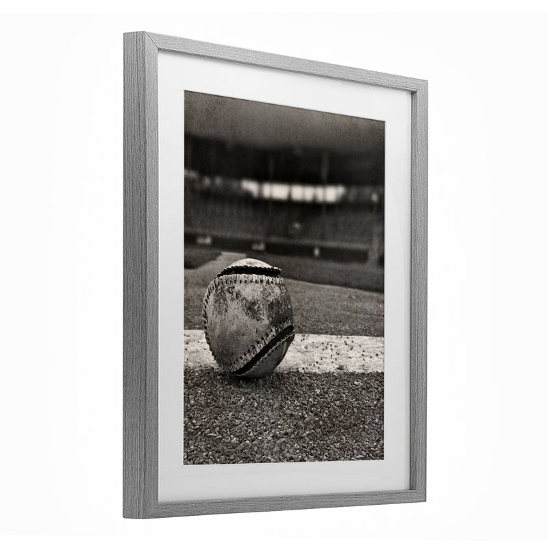 Reproduction sous verre rétro encadrée de sports rétro patinée, design par Marcus Prime, H 21 po x l 17 po