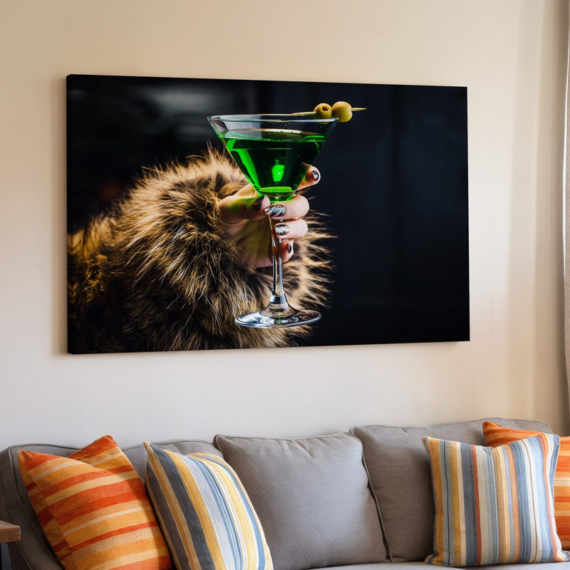 Toile, gros plan sur une main élégamment manucurée tenant un verre à martini en cristal rempli d'un cocktail vert éclatant