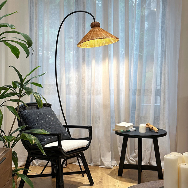 Lampe sur pied pour chambre familiale en osier sans cadre