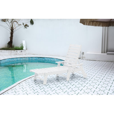 Chaise longue d'extérieur avec texture en bois, chaise longue surdimensionnée à 5 positions, PEHD, chaise longue de patio avec roues et porte-gobelet pour piscine, terrasse, bord de piscine, blanc