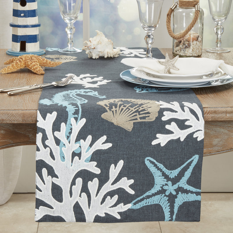 Chemin de table brodé bleu marine, L 120 po x l 16 po