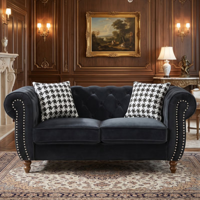 Canapé Chesterfield en velours à accoudoirs roulés avec garniture cloutée