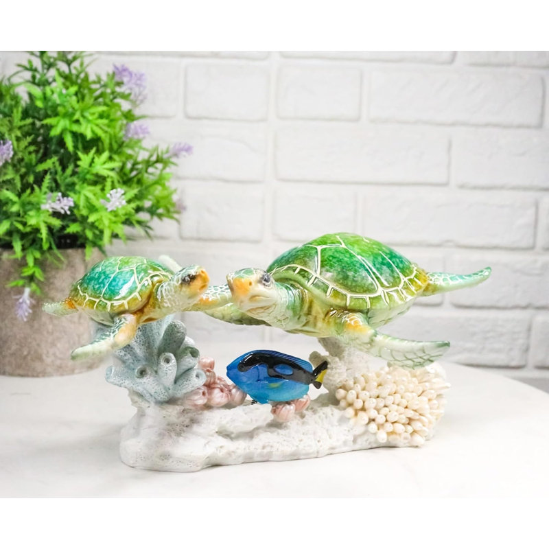 Figurine de tortue de mer verte nageant près d'un anémone de mer - récif de corail - poisson bleu