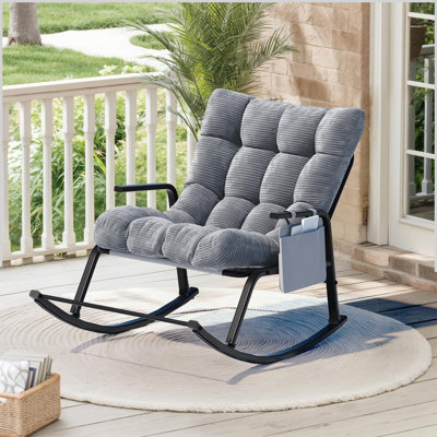 Fauteuil à bascule rembourré à rayures verticales 48×35,8×29,1 po avec accoudoirs indépendants et poche de rangement latérale, mobilier de patio récréatif, ensemble de mobilier de patio extérieur robuste pour balcon, cour arrière, jardin (gris)
