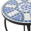 Attrayante table d'extérieur avec céramique: carreaux de céramique aux extrémités en fer bleu et blanc