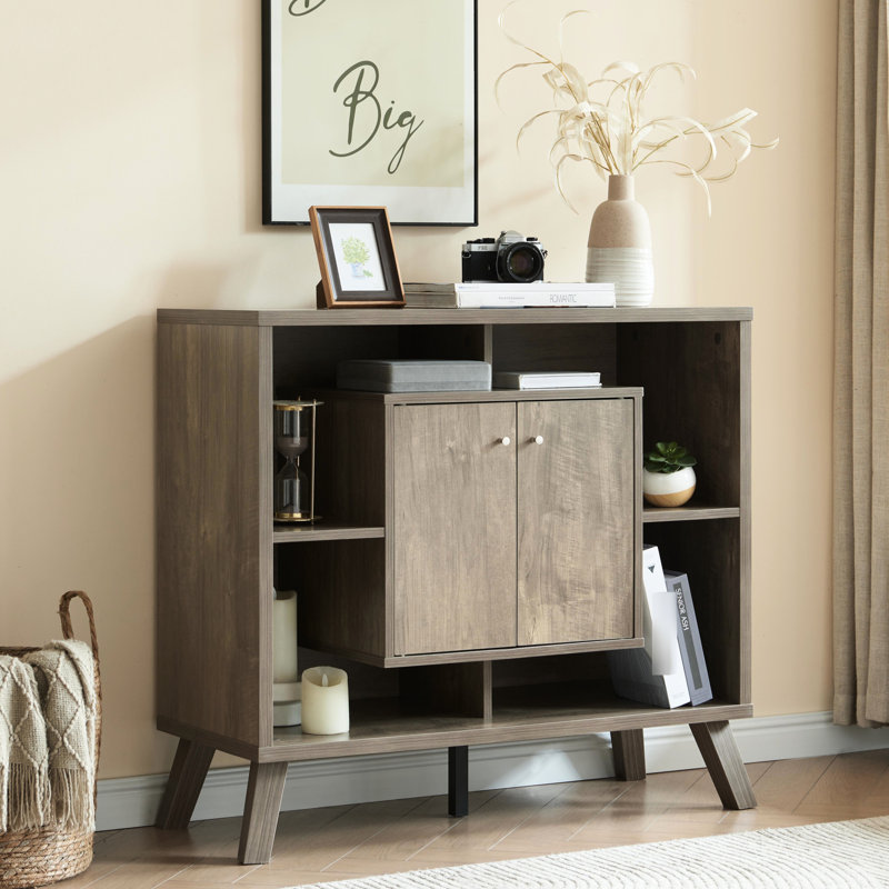 Brun, panneau de particules +, vitrine à quatre portes et quatre portes, métal, pieds en bois, bibliothèque compacte avec portes en brun, quatre tablettes ouvertes, poignées à boutons et pieds carrés évasés