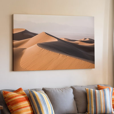Toile, "Un vaste paysage de désert avec dunes de sable doucement roulées", art mural sur toile dans des tons chauds et doux d'orange et de beige