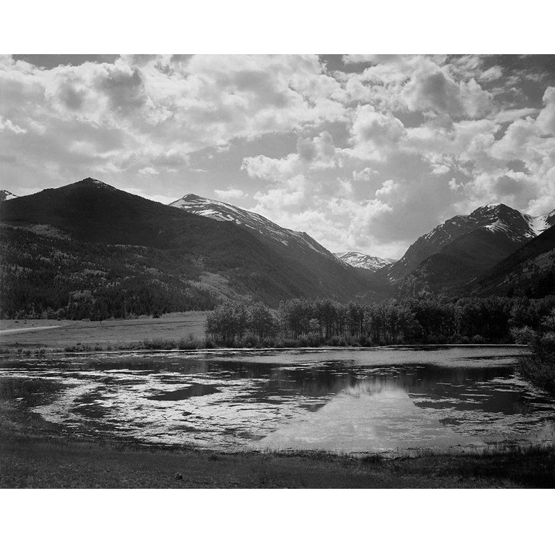 Adams, lac Ansel et arbres, montagnes et nuages en arrière-plan, dans le parc national des montagnes Rocheuses