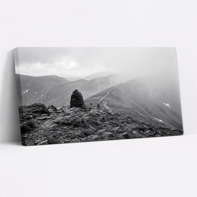 Art mural sur toile noir et blanc Cairn on Misty Ridge