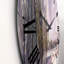 Paysage d'hiver avec des tons de neige mauves - Horloge murale traditionnelle-60281797