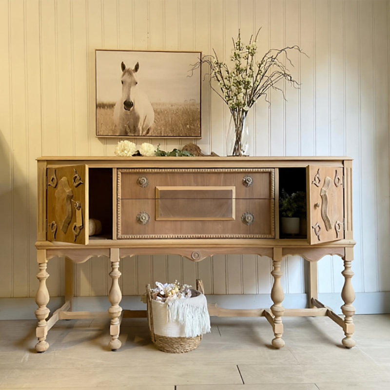 Buffet Retro Luxury Home