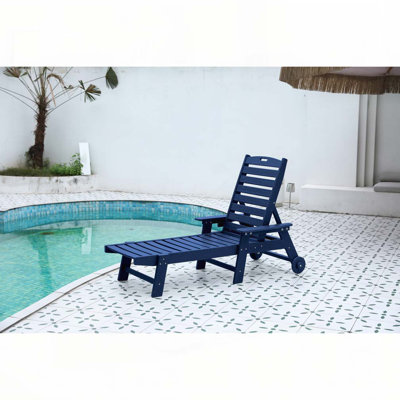 Chaise longue d'extérieur avec texture en bois, chaise longue surdimensionnée à 5 positions, PEHD, chaise longue de patio avec roues et porte-gobelet pour piscine