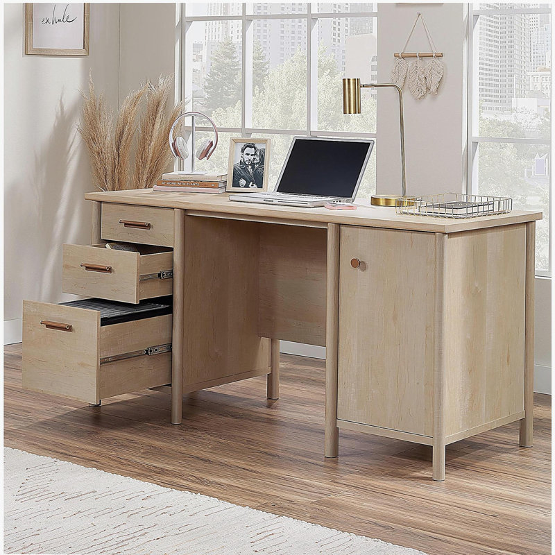 Bureau d'ordinateur transitionnel avec surface de travail généreuse, finition brune