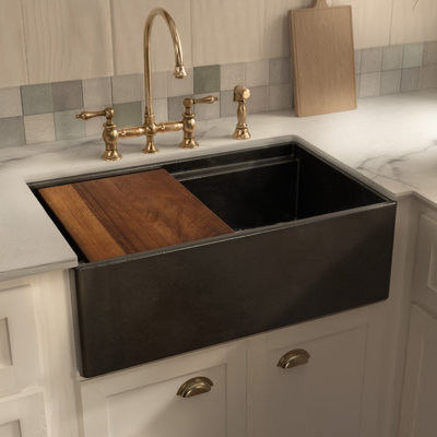 Évier de cuisine en argile réfractaire à cuve simple avec planche à découper en bois de noyer et grille en acier inoxydable Whitehaus