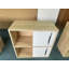 Armoire de rangement moderne et fonctionnelle en bois avec portes coulissantes, tablettes ouvertes et fermées à 2 niveaux pour organiser l'espace de vie, de chambre à coucher ou pour les enfants