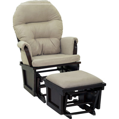 Chaise berçante confortable avec repose-pieds et coussin moelleux, idéale pour la détente