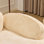 Canapé compressible beige pour deux personnes. Il a des accoudoirs des deux côtés, est livré avec deux coussins, convient aux petits appartements et peut être placé dans le salon ou la chambre à coucher.