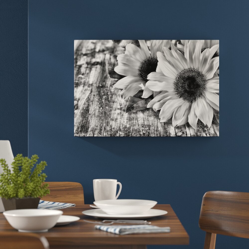 Leinwandbild Sonnenblumen auf altem Holztisch in Monochrom