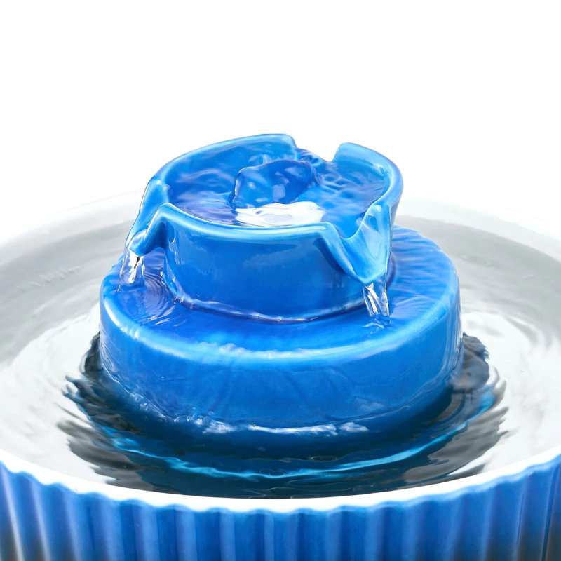 Fontaine à chat en céramique 2,1 l, distributeur d'eau pour animal de compagnie en forme de petit gâteau avec pompe ultra-silencieuse, zone de boisson à 360 ° et filtration multicouche pour chats et chiens