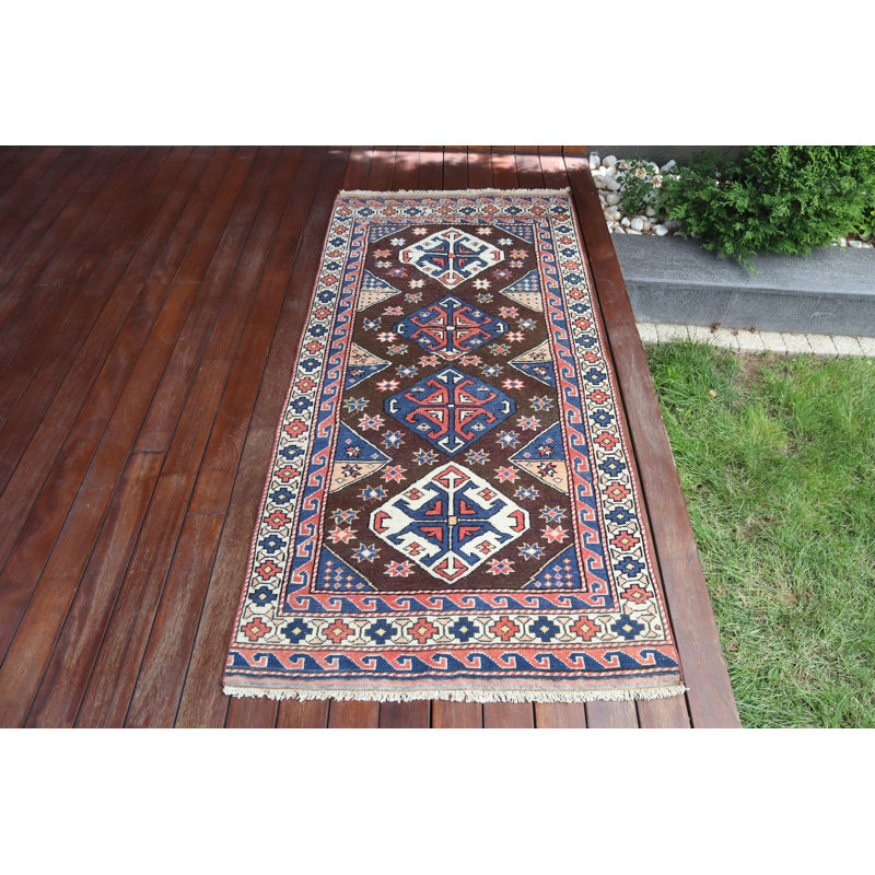 Charmant tapis turc rétro dans des tons chauds de terre, parfait pour rehausser n'importe quel décor de salon ou de chambre à coucher