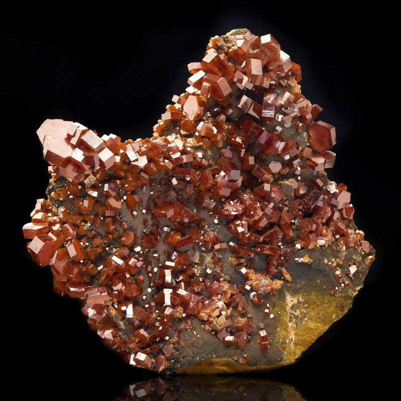 Vanadinite on Hollandite