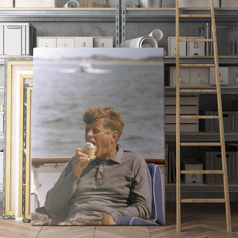 John F Kennedy (JFK) dégustant une glace