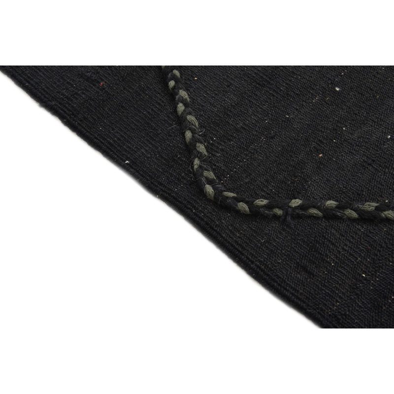 Tapis noir 3 pi 7 po x 5 pi 2 po Petrella