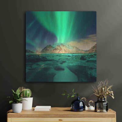«Aurora Over Snowy Mountains» par Luxe