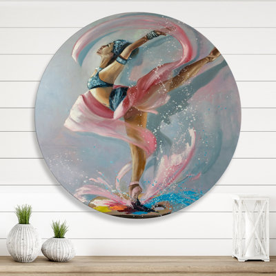 Femme gracieusement dansante en drapés roses - Art mural traditionnel en cercle en métal